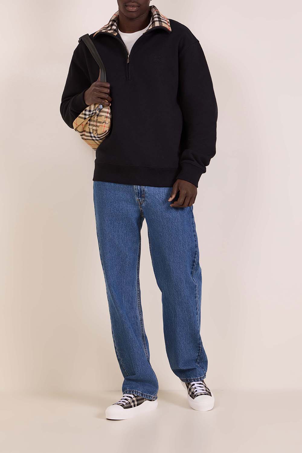 תמונת דוגמן קידמית של תיק פאוץ'