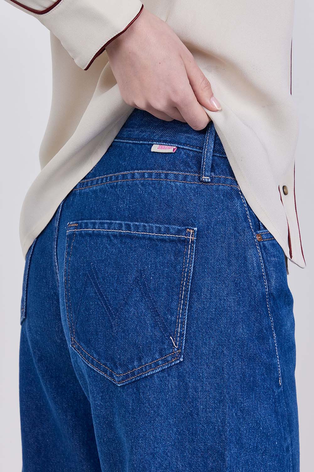 תמונת תקריב דוגמן של מכנסי ג'ינס בגזרה רחבה