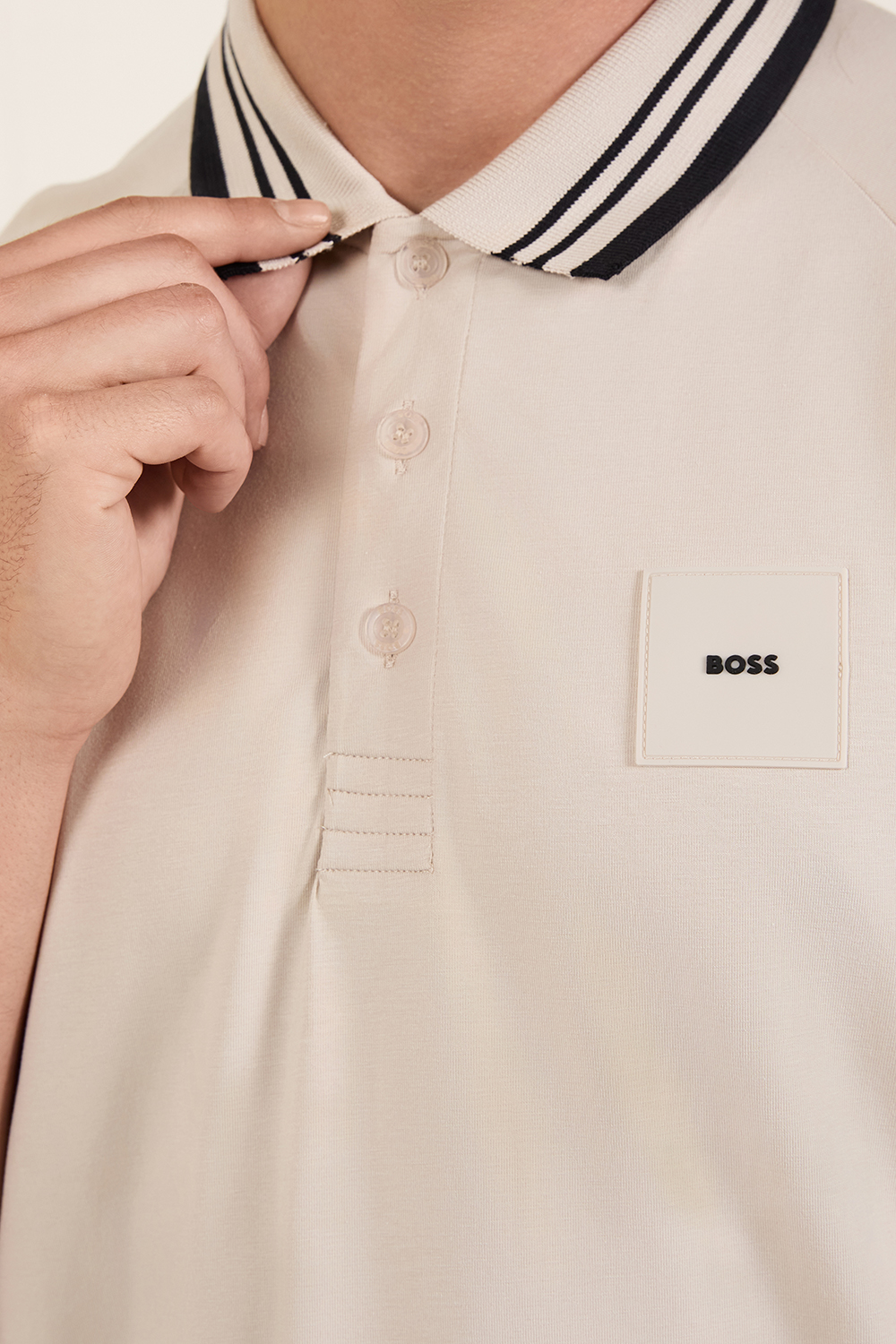 תמונת תקריב דוגמן של חולצת פולו