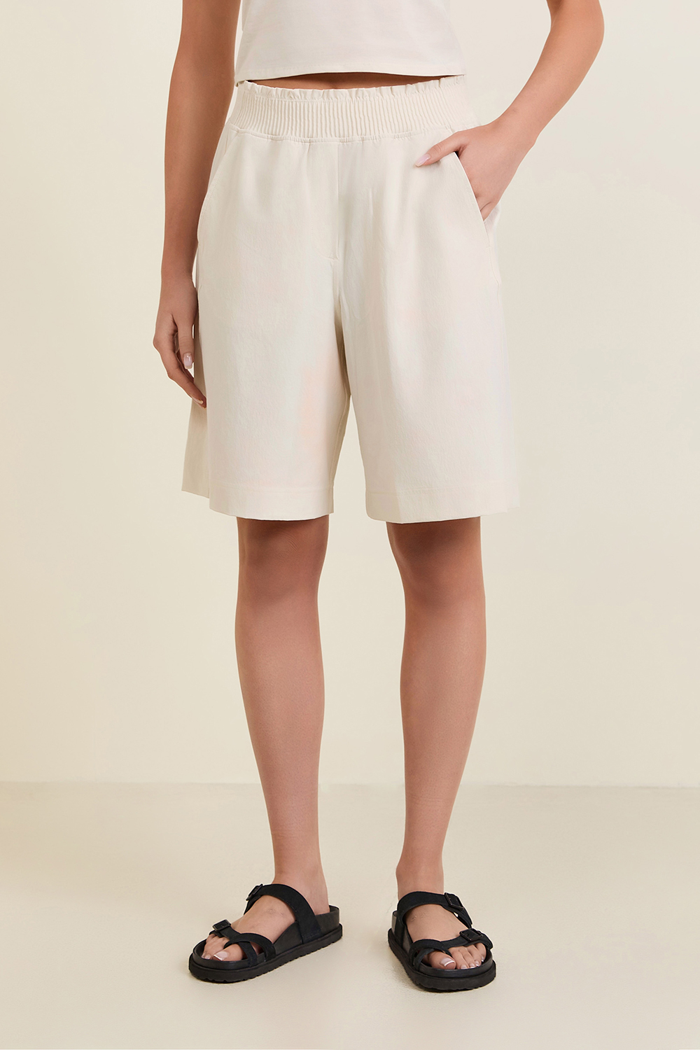 תמונת דוגמן קידמית של Stretch Woven High-Rise Bermuda Short 9