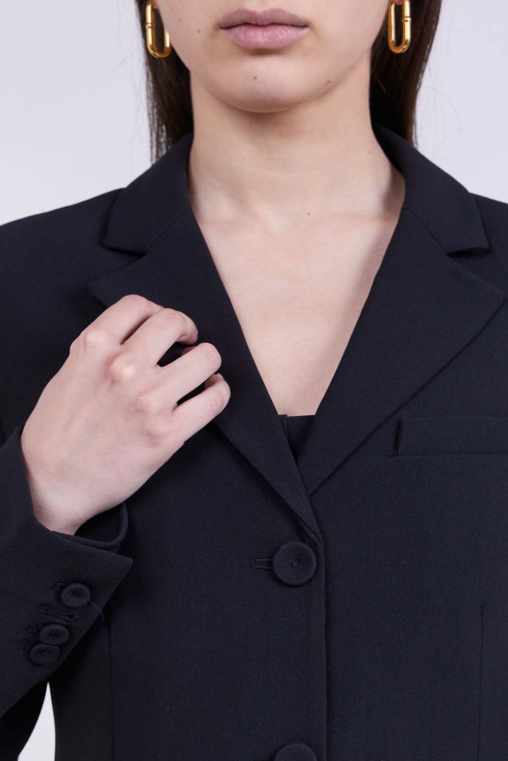 תמונת תקריב דוגמן של ז'קט מחויט