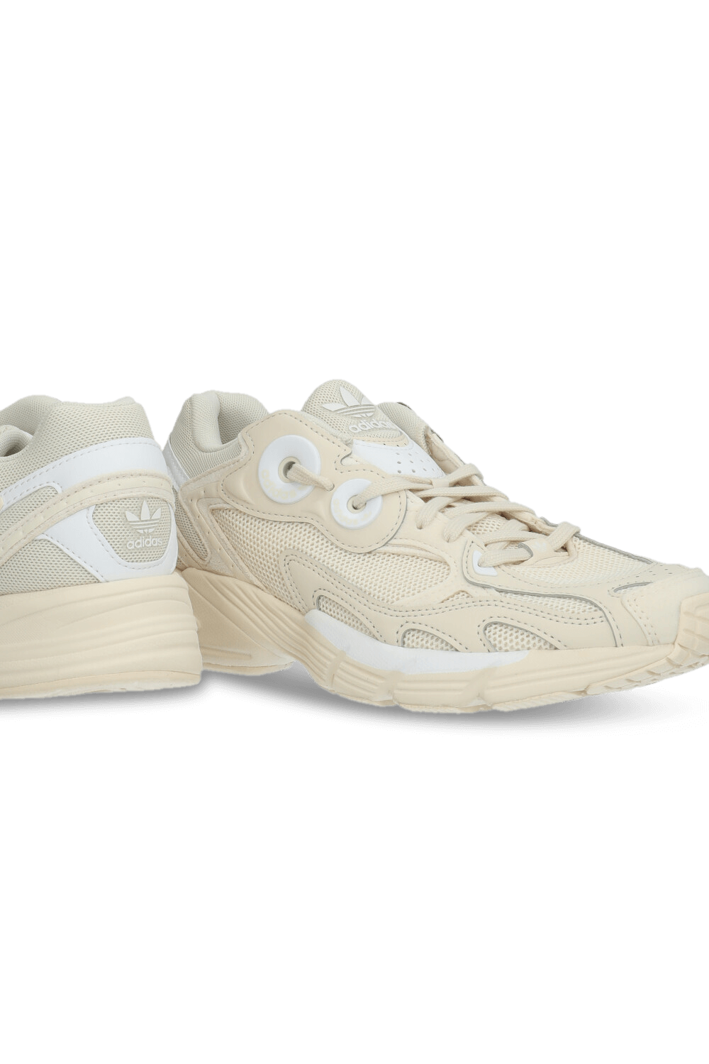 תמונת תקריב של נעלי סניקרס אקולוגיות אסטיר