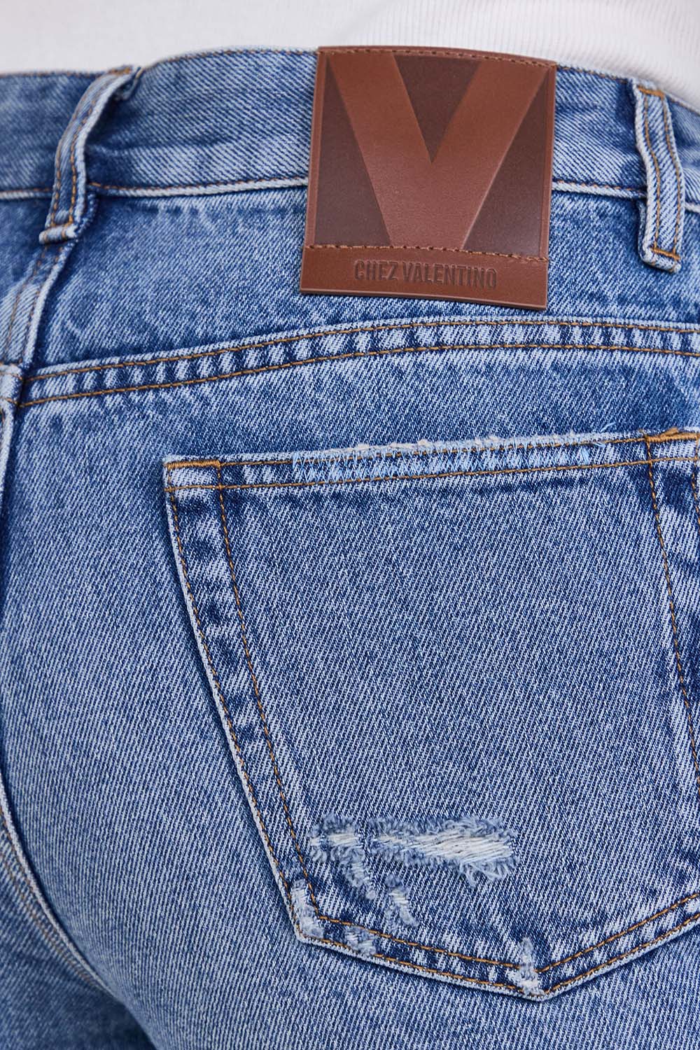 תמונת תקריב דוגמן של מכנסי ג׳ינס בגזרת פלר