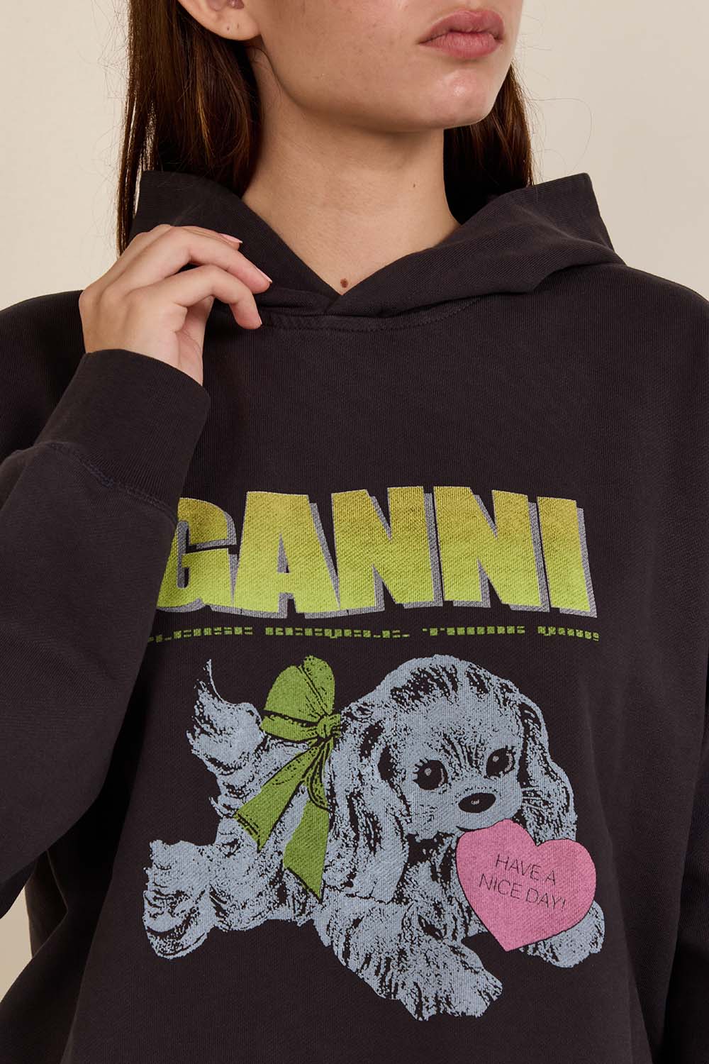 תמונת תקריב דוגמן של סווטשירט קפוצ'ון כותנה