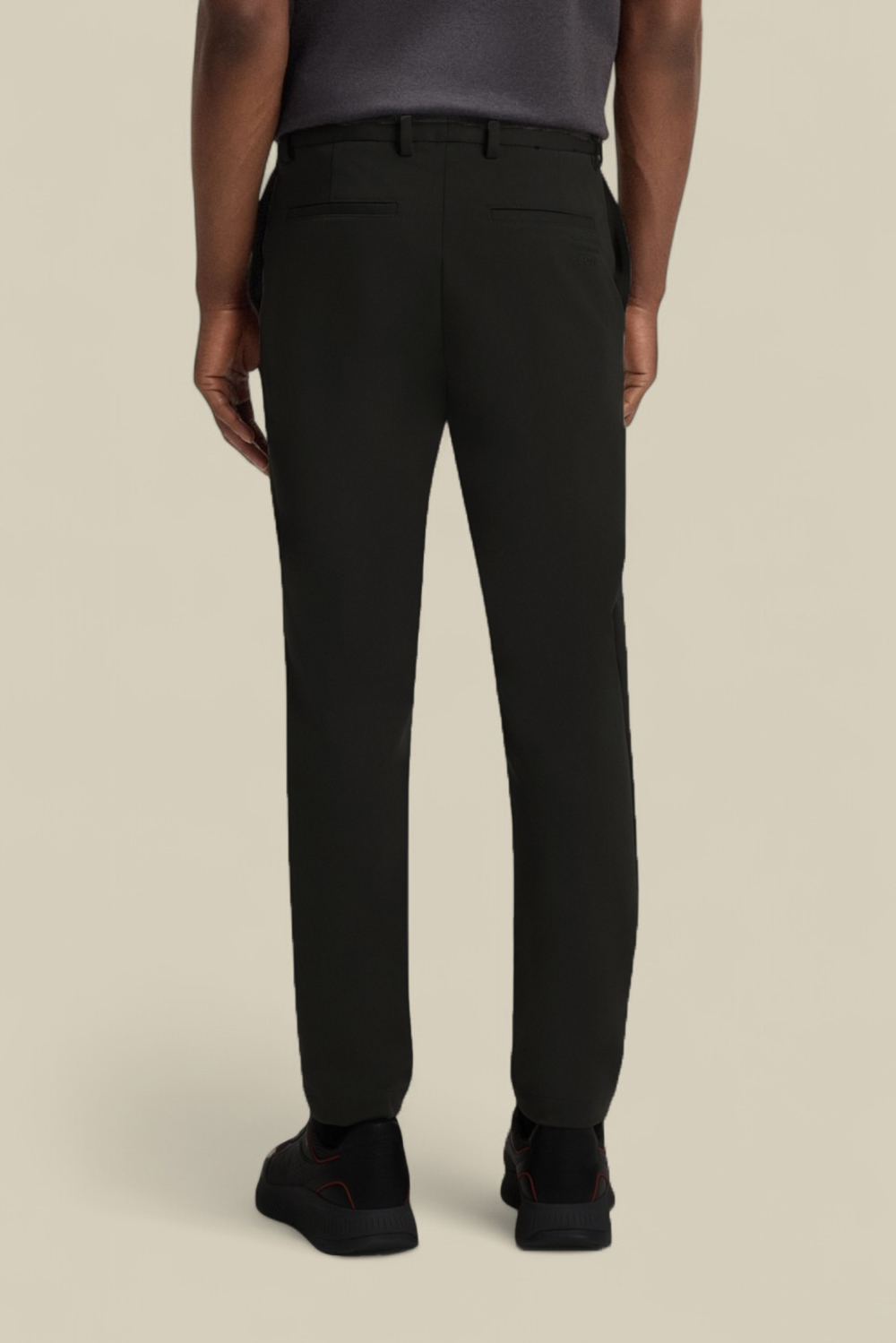 תמונת דוגמן אחורית של בוס X פורשה מכנסיים מחויטיים