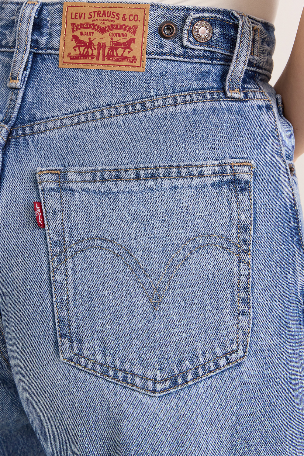 תמונת תקריב דוגמן של מכנסי ג'ינס באגי דד בגזרת בלון משוחררת