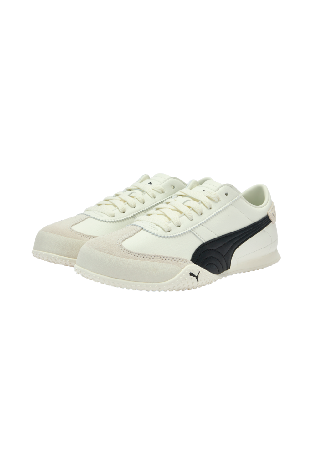 תמונת תקריב של נעלי סניקרס בלה