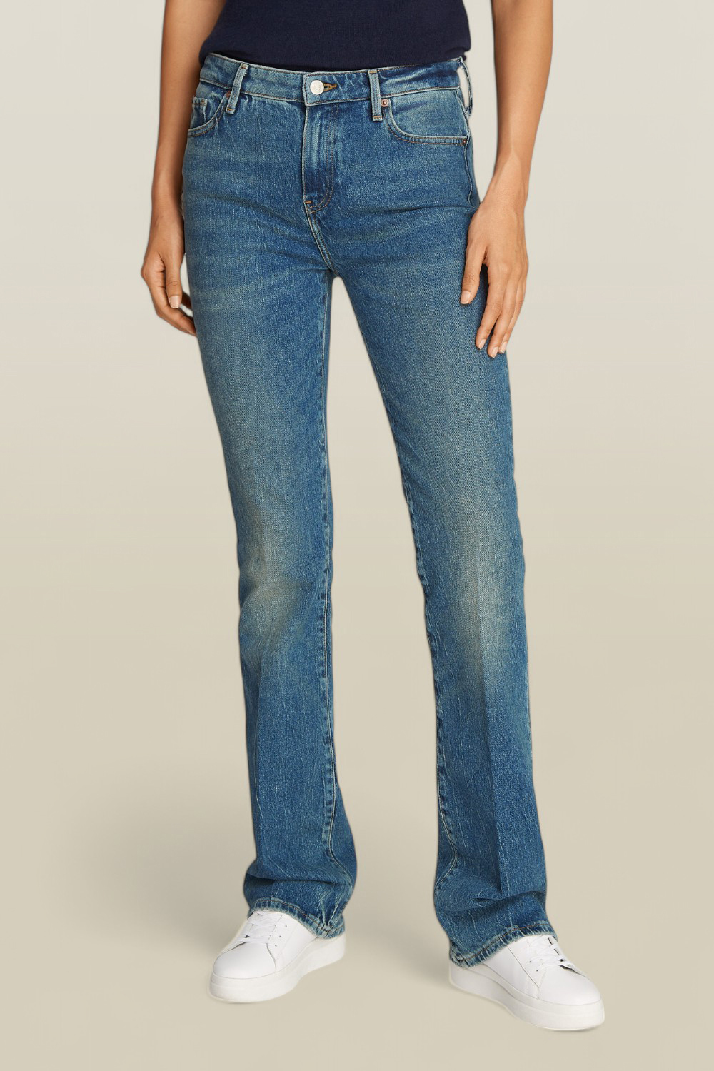 תמונת דוגמן קידמית של מכנסי ג'ינס בגזרת בוטקאט