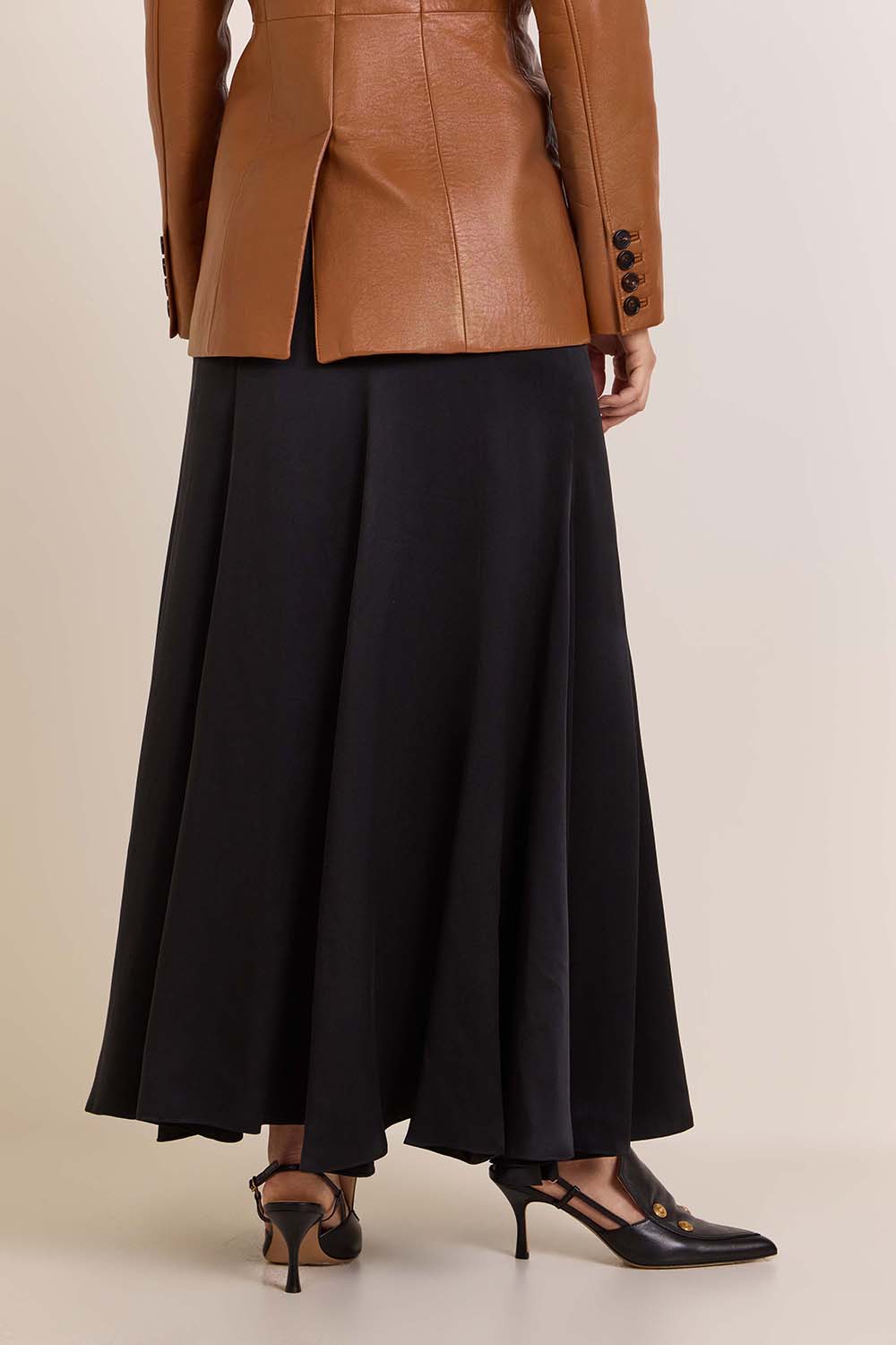 תמונת דוגמן אחורית של חצאית מקסי