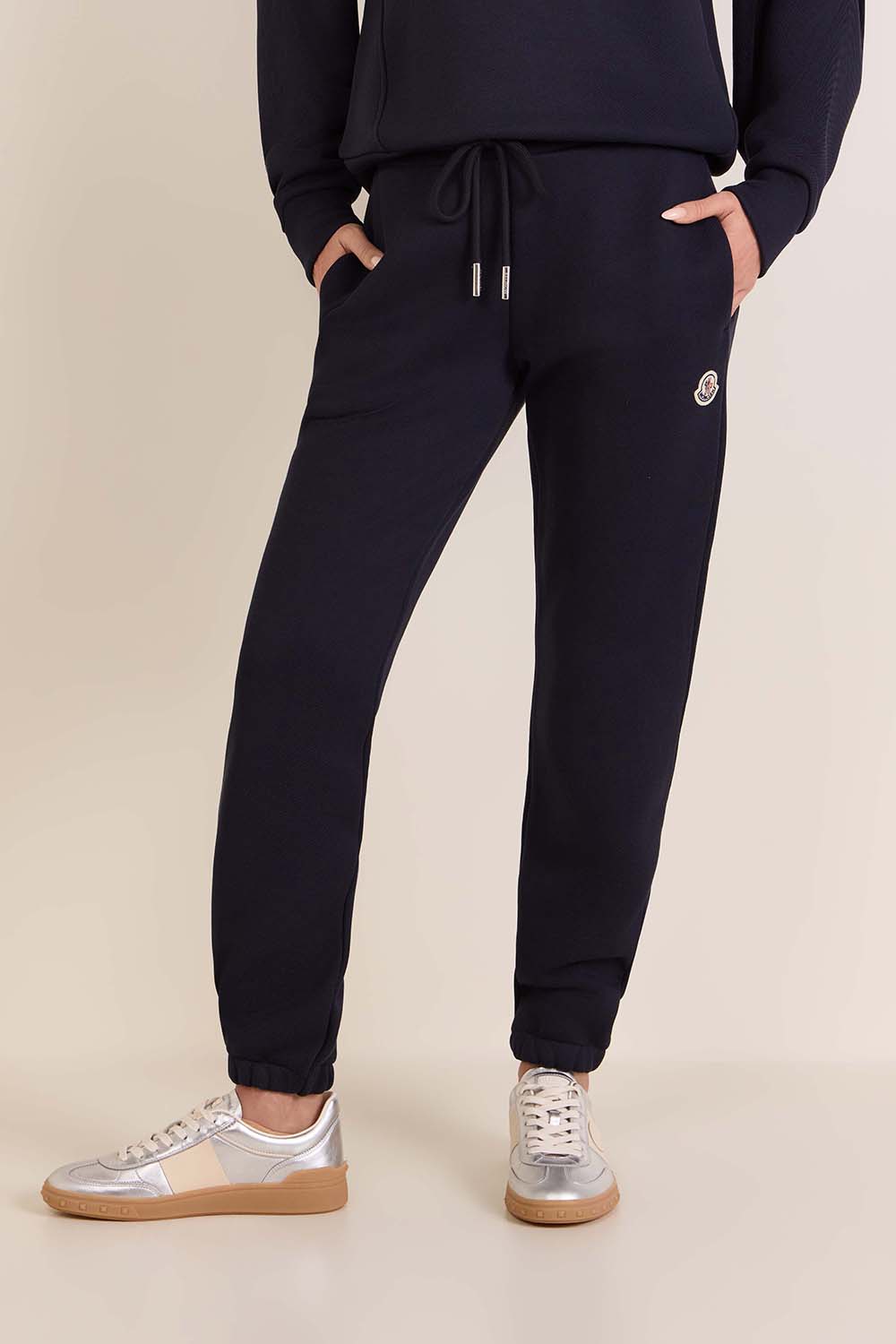 תמונת דוגמן קידמית של מכנסי ג'וג