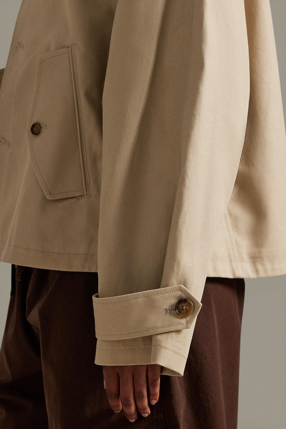 תמונת תקריב דוגמן של ז'קט כפתורים