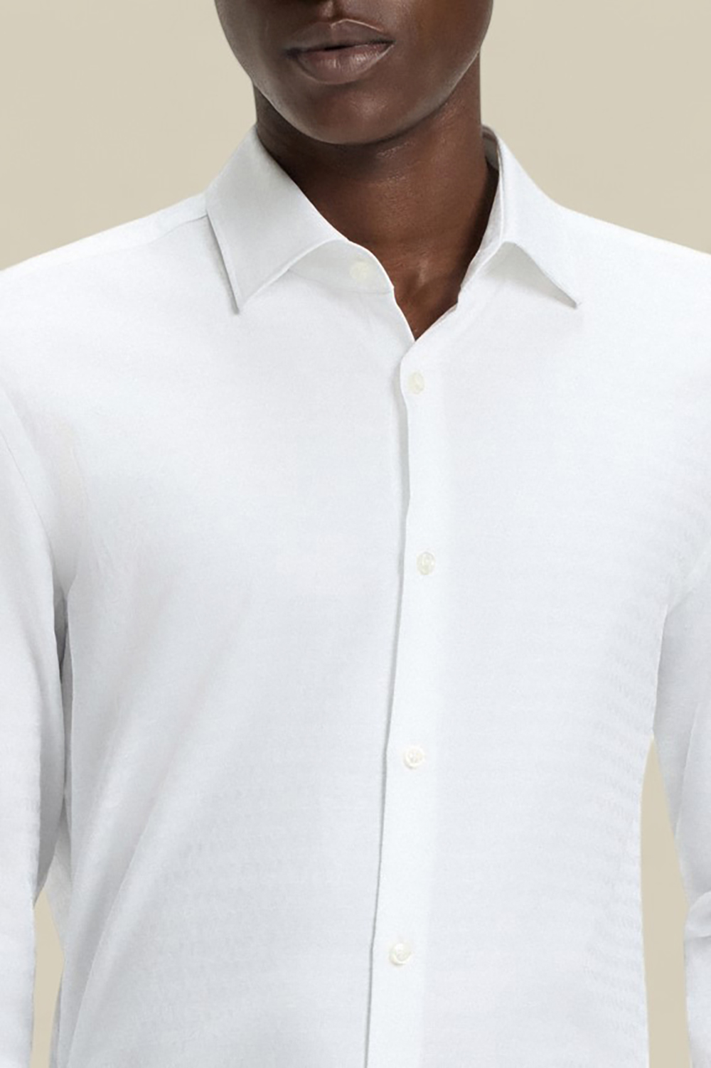 תמונת תקריב דוגמן של חולצת מכופתרת