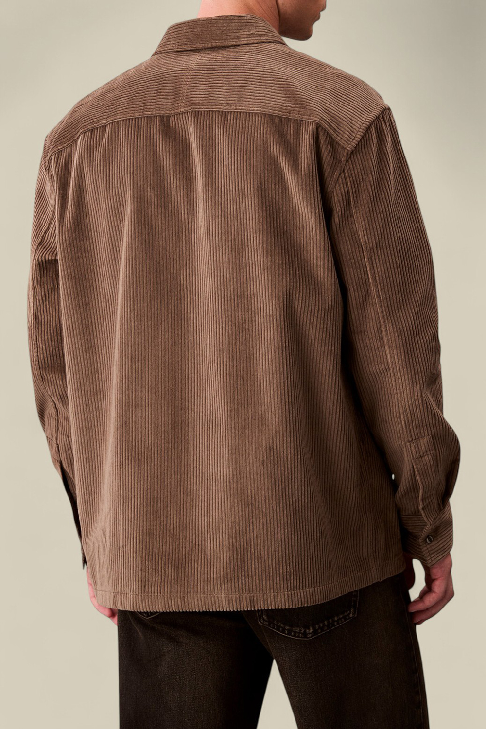 תמונת דוגמן אחורית של חולצת כפתורים קורדרוי