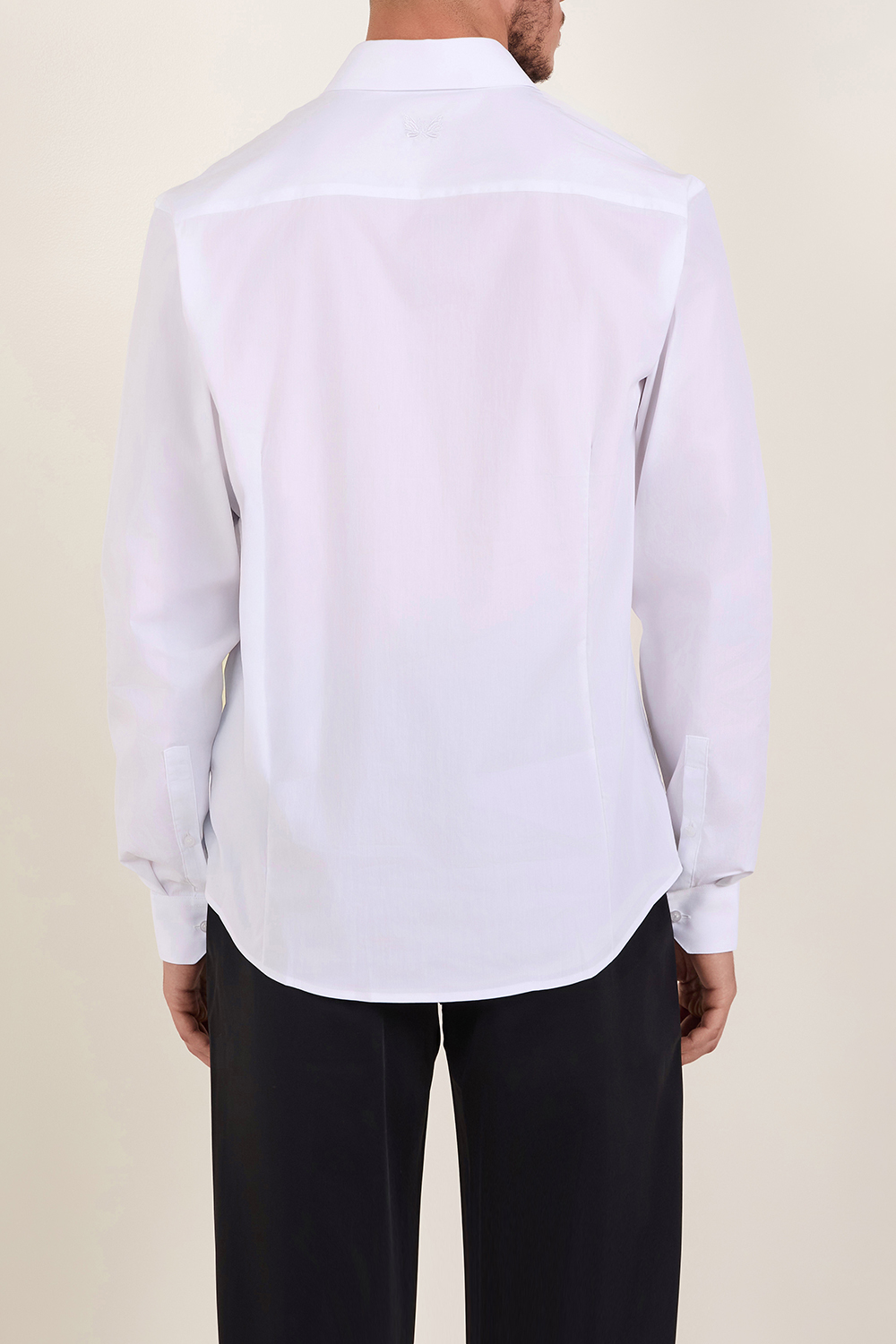 תמונת דוגמן אחורית של חולצה מכופתרת