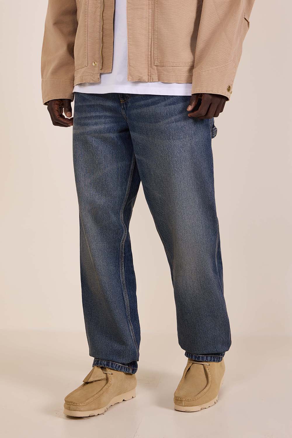 תמונת דוגמן קידמית של מכנסי ג'ינס בגזרה ישרה ומשוחררת