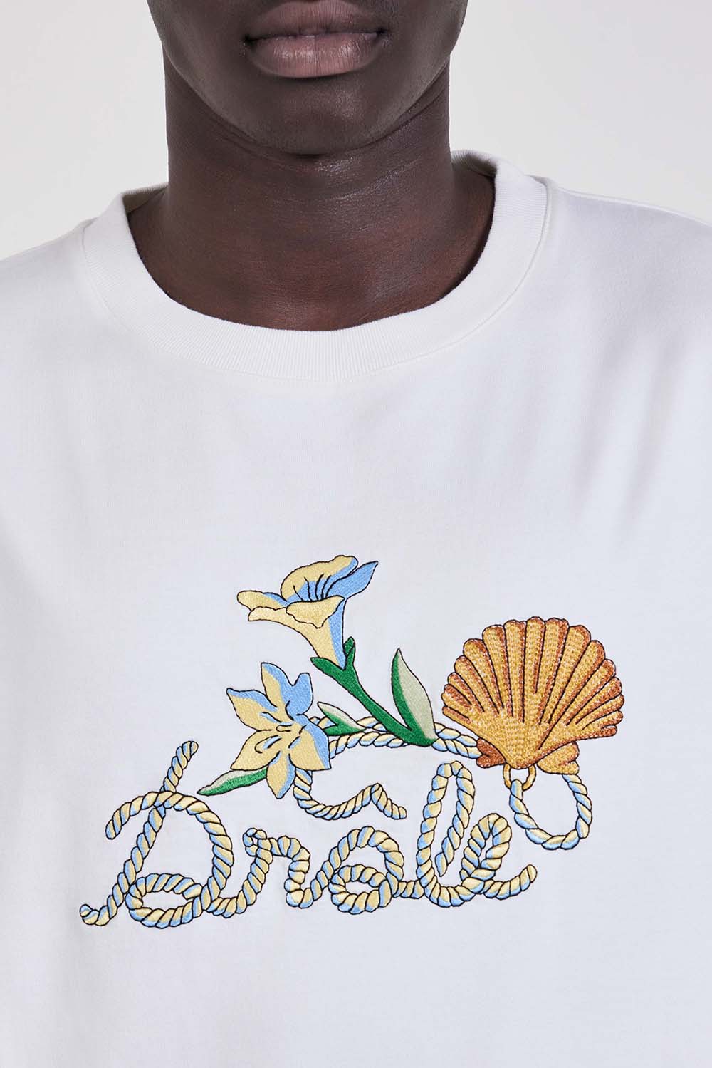 תמונת תקריב דוגמן של חולצת טי בגזרה ישרה