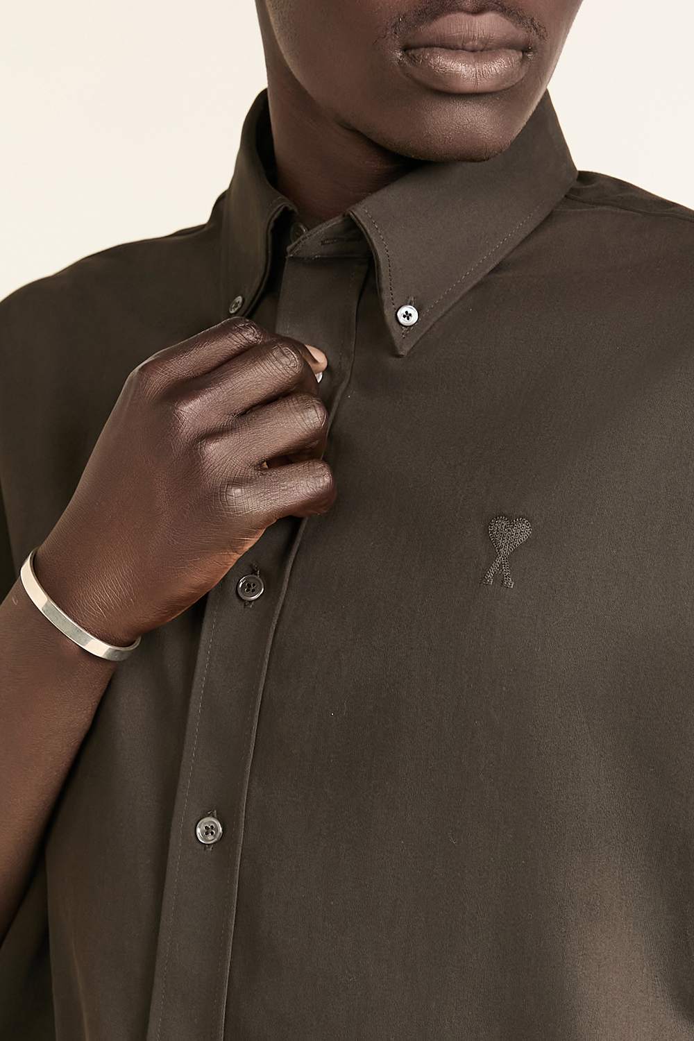 תמונת תקריב דוגמן של חולצה מכופתרת