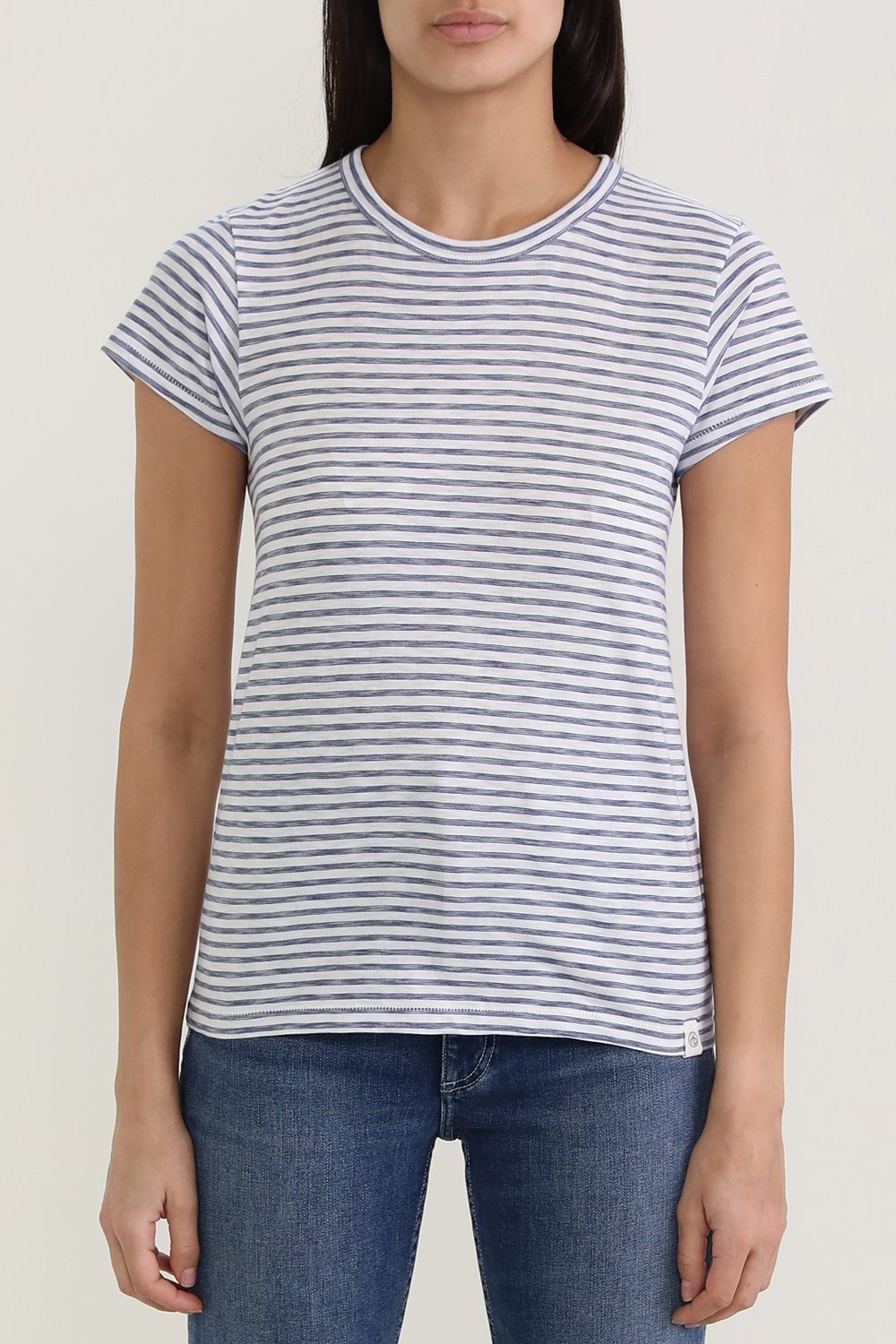 תמונת דוגמן קידמית של חולצת טי מכותנה אורגנית עם הדפס פסים
