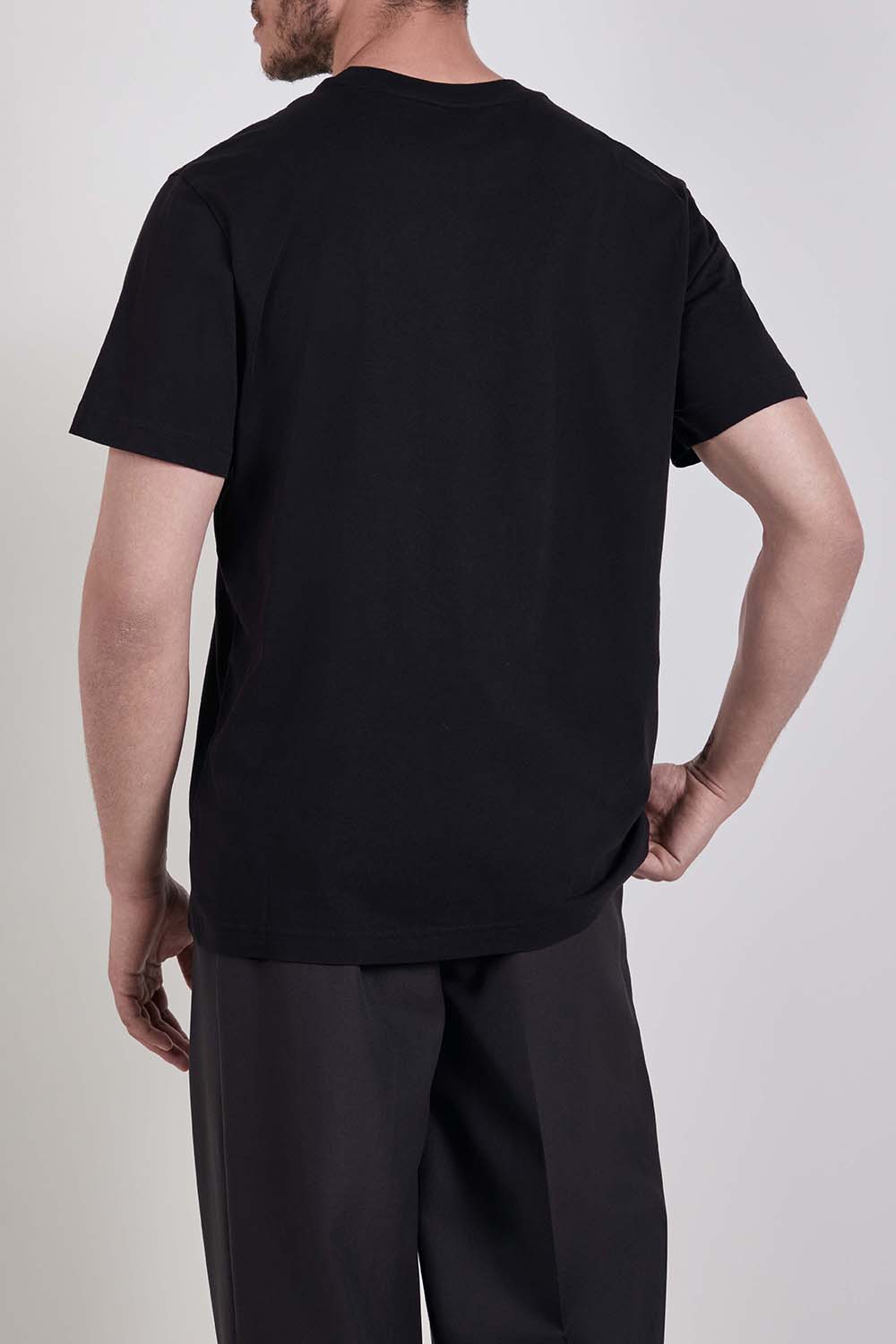 תמונת דוגמן אחורית של חולצת טי בגזרת סלים