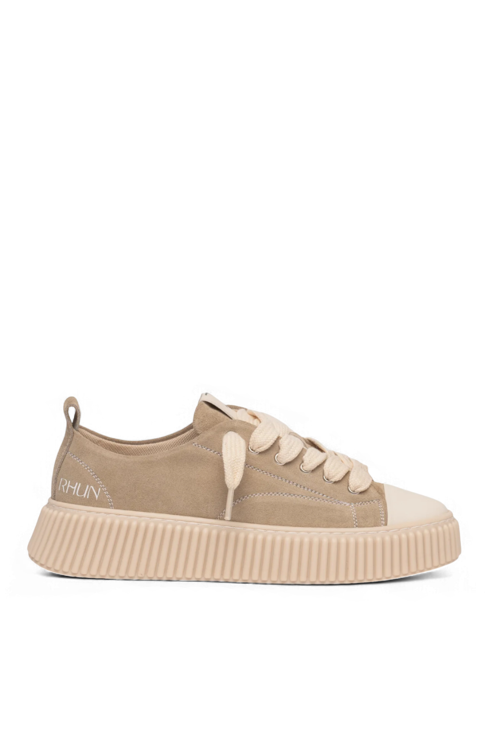 תמונה קידמית של נעלי סניקרס 2020