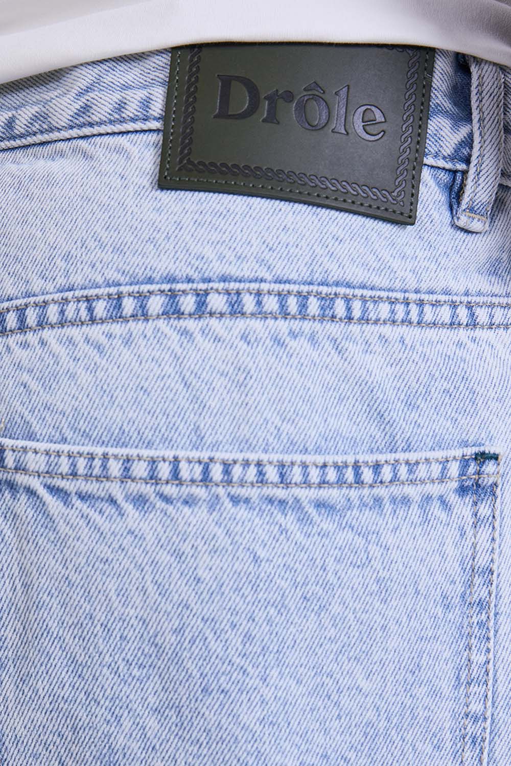 תמונת תקריב דוגמן של מכנסי ג'ינס באגי