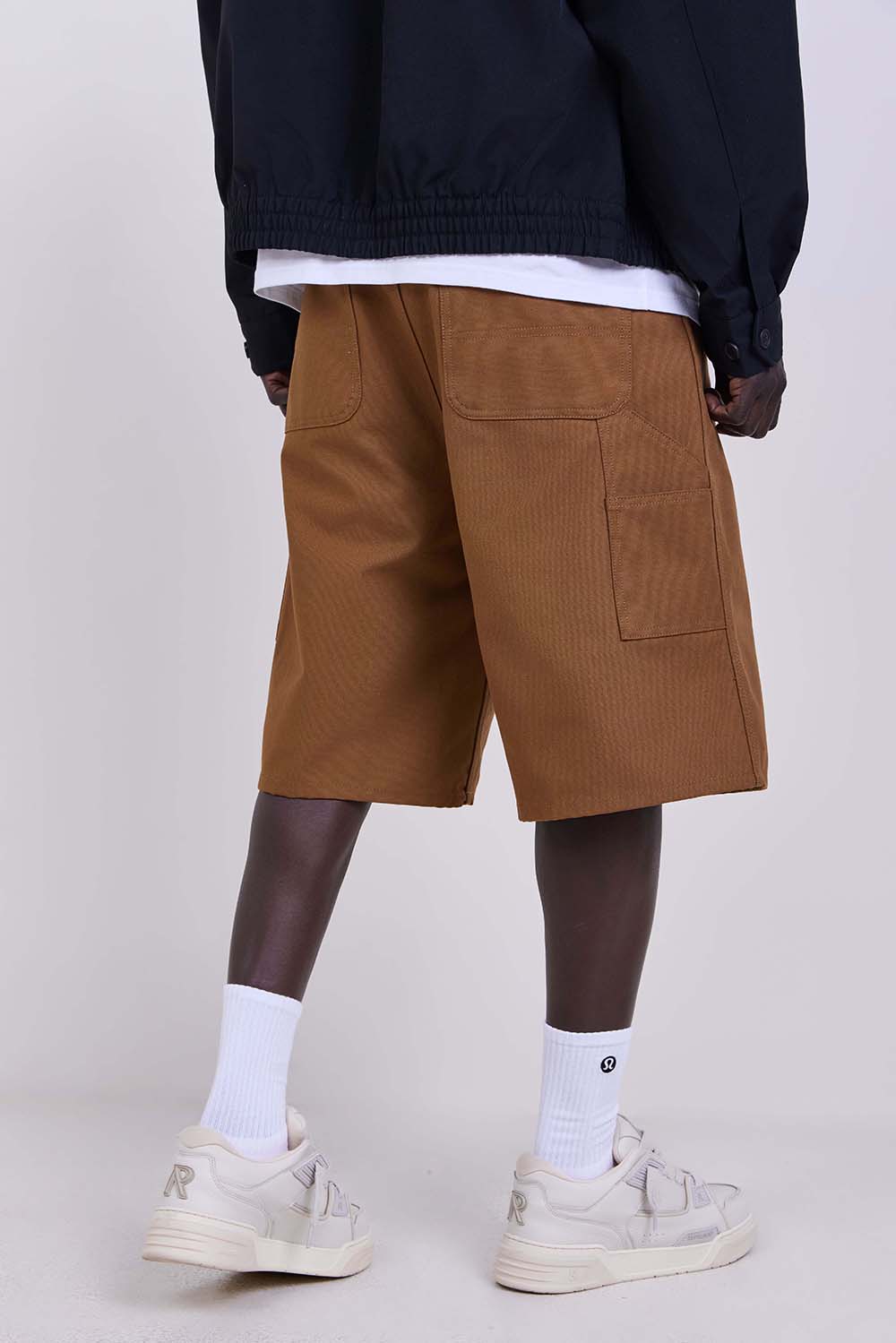 תמונת דוגמן אחורית של מכנסי ברמודה סינגל ניי