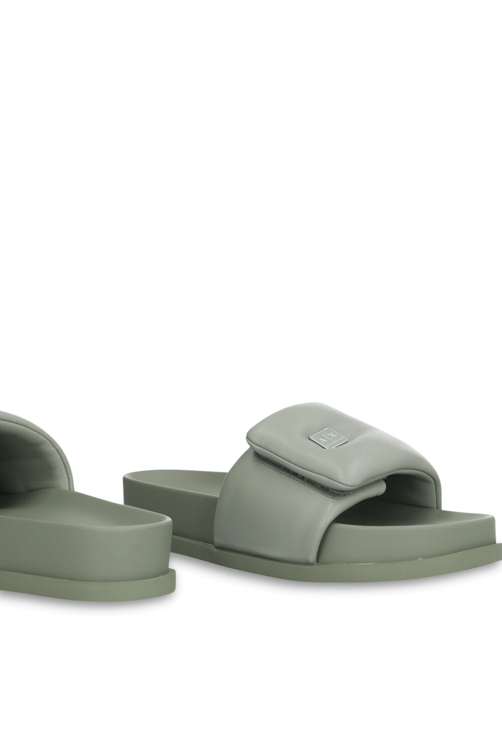 תמונת תקריב של כפכפי סליידס