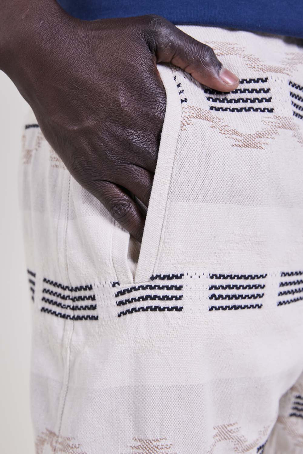 תמונת תקריב דוגמן של מכנסי ברמודה