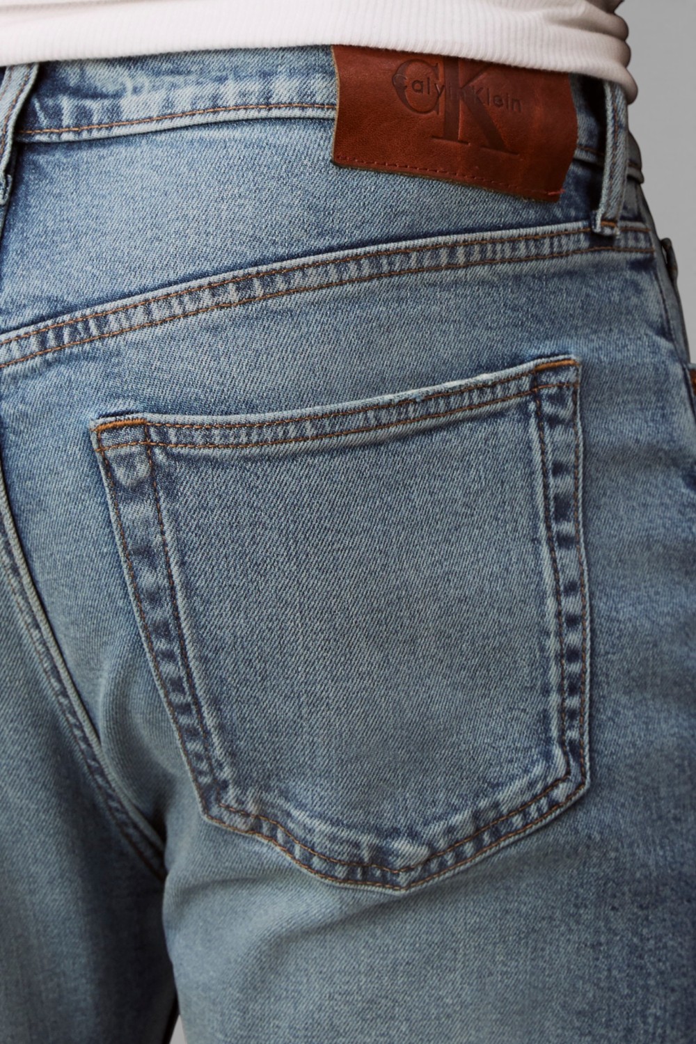 מכנסי ג'ינס בגזרת סלים