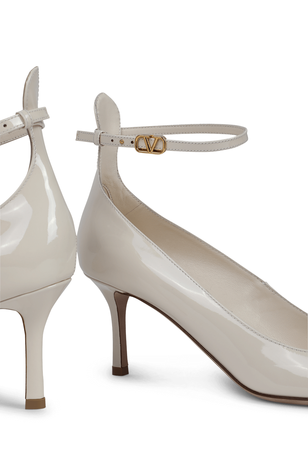 תמונת תקריב של נעלי עקב טנ-גו מעור מבריק