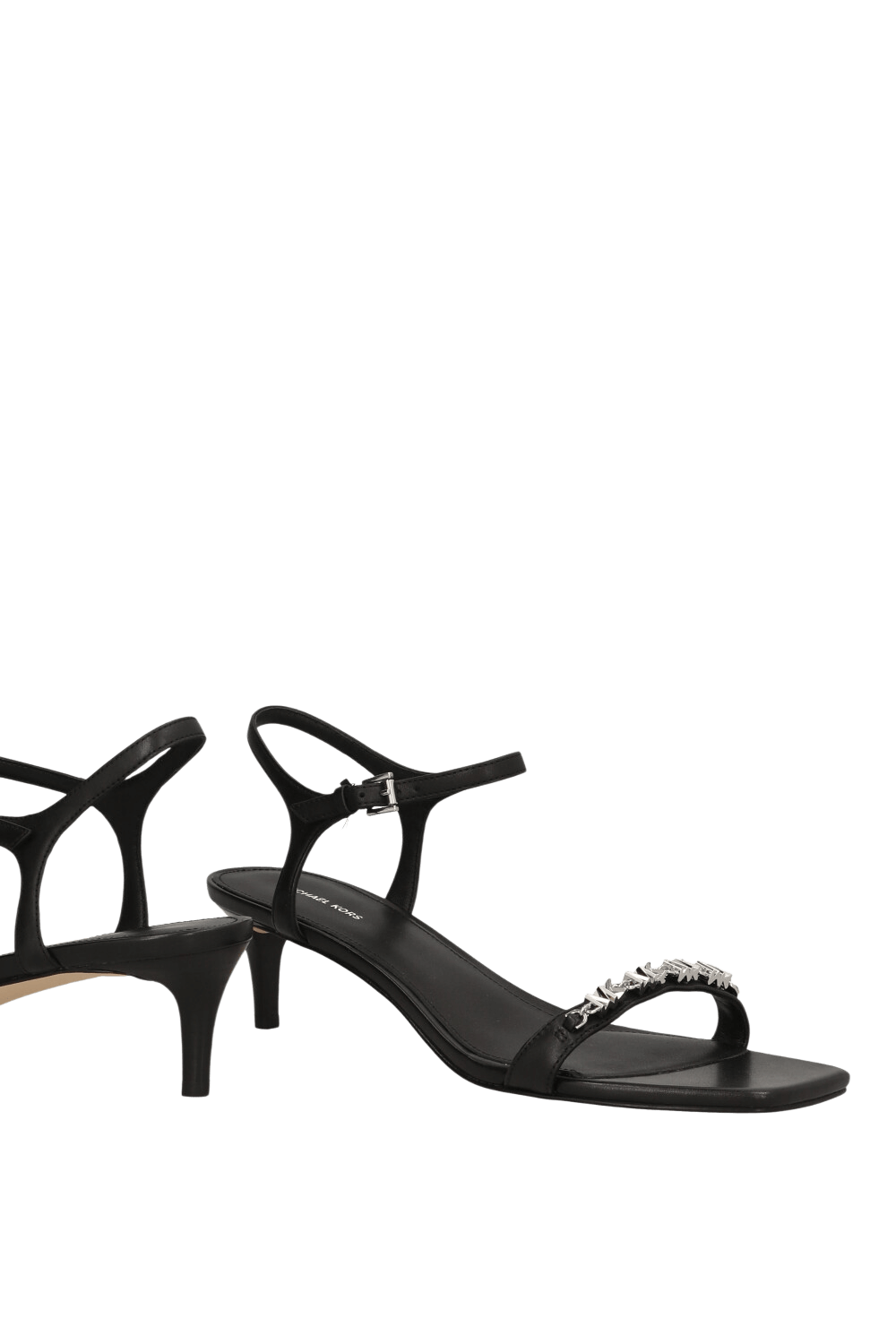 תמונת תקריב של סנדלי עקב