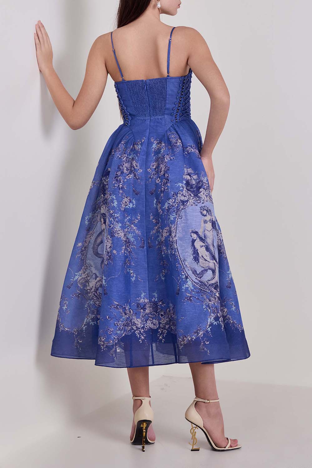 תמונת דוגמן אחורית של שמלת מידי