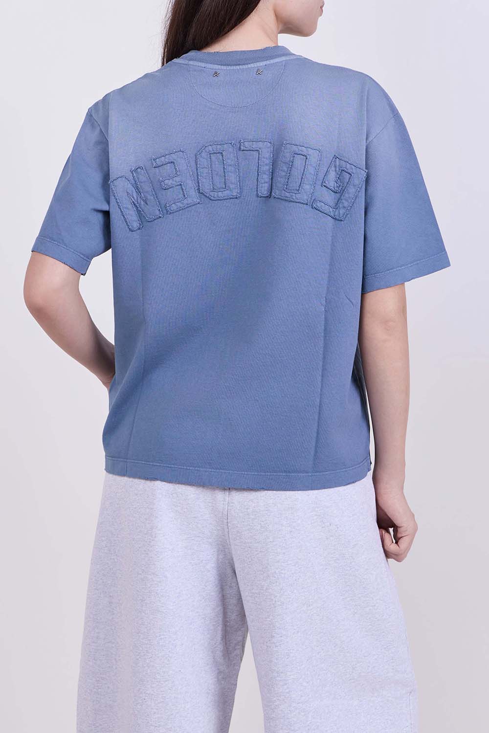 תמונת דוגמן אחורית של חולצת טי בגזרה מרובעת