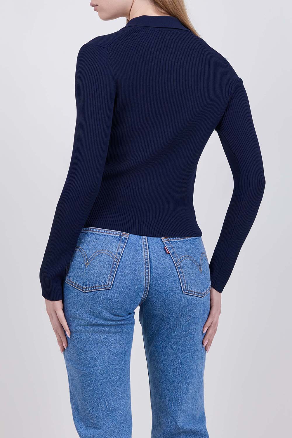 תמונת דוגמן אחורית של חולצת פולו