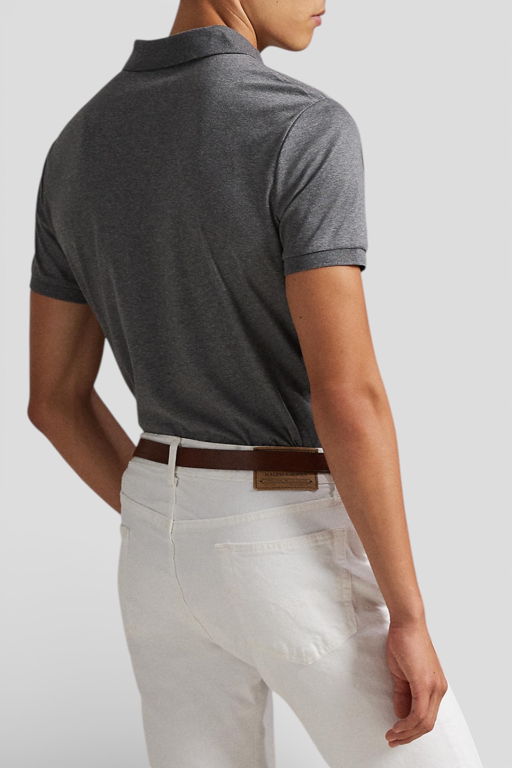 תמונת דוגמן אחורית של חולצת פולו