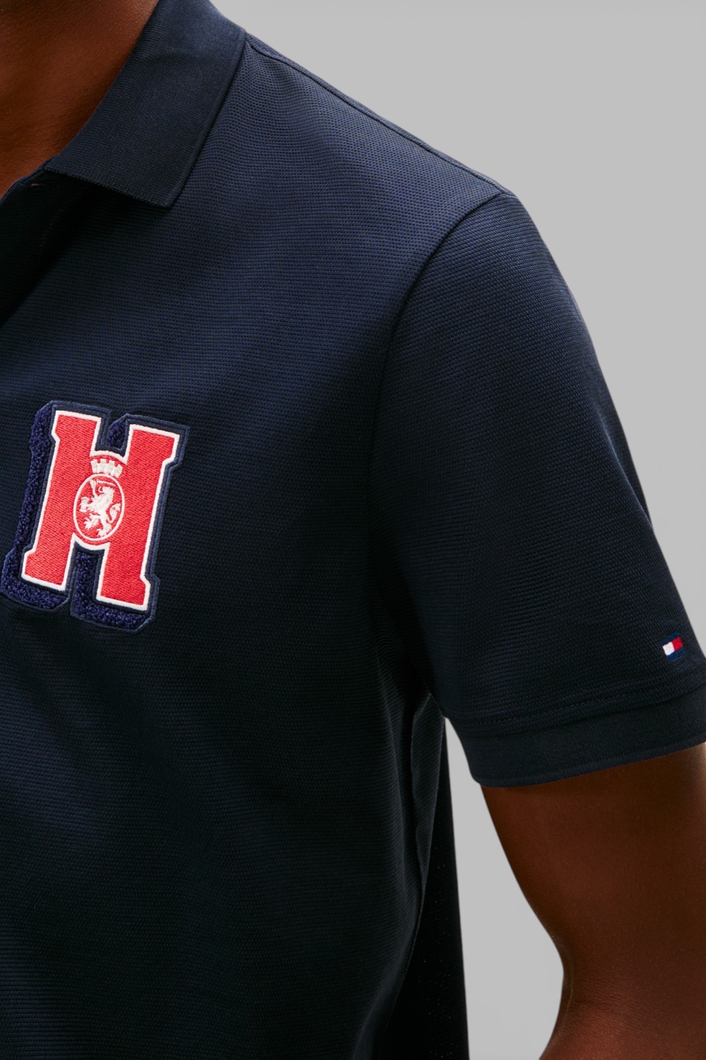 תמונת תקריב דוגמן של חולצת פולו