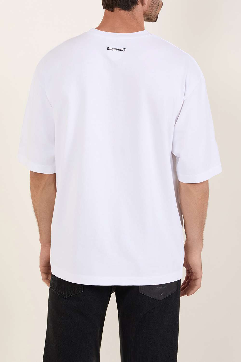 תמונת דוגמן אחורית של חולצת טי