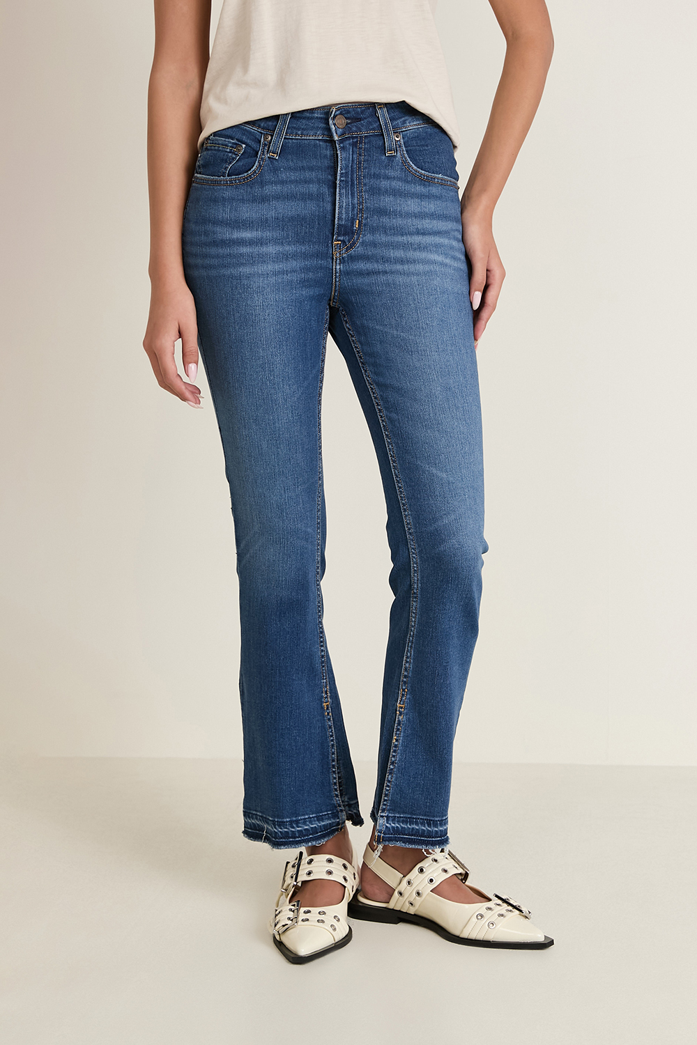 תמונת דוגמן קידמית של מכנסי ג'ינס 725