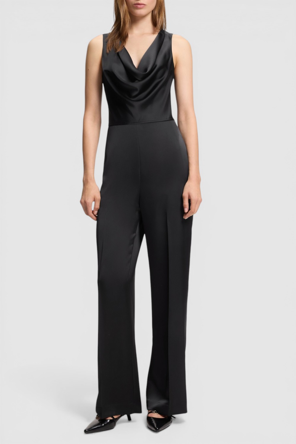 תמונת דוגמן קידמית של אוברול בגזרה ישרה