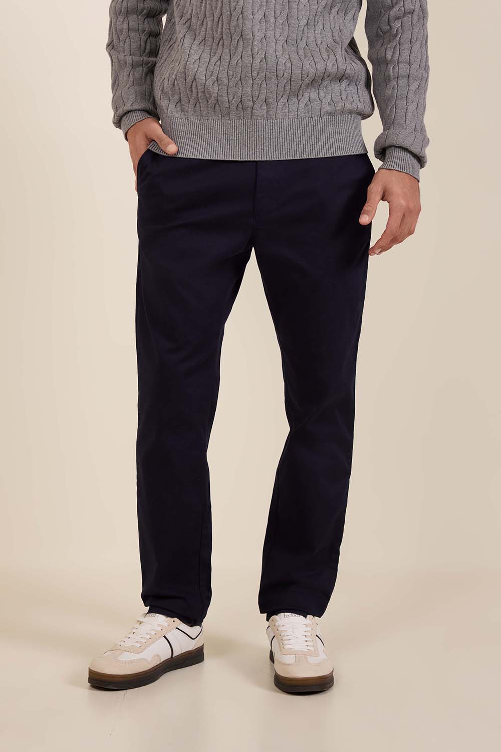 תמונת דוגמן קידמית של מכנסי צ'ינו דגם בליקר 1985