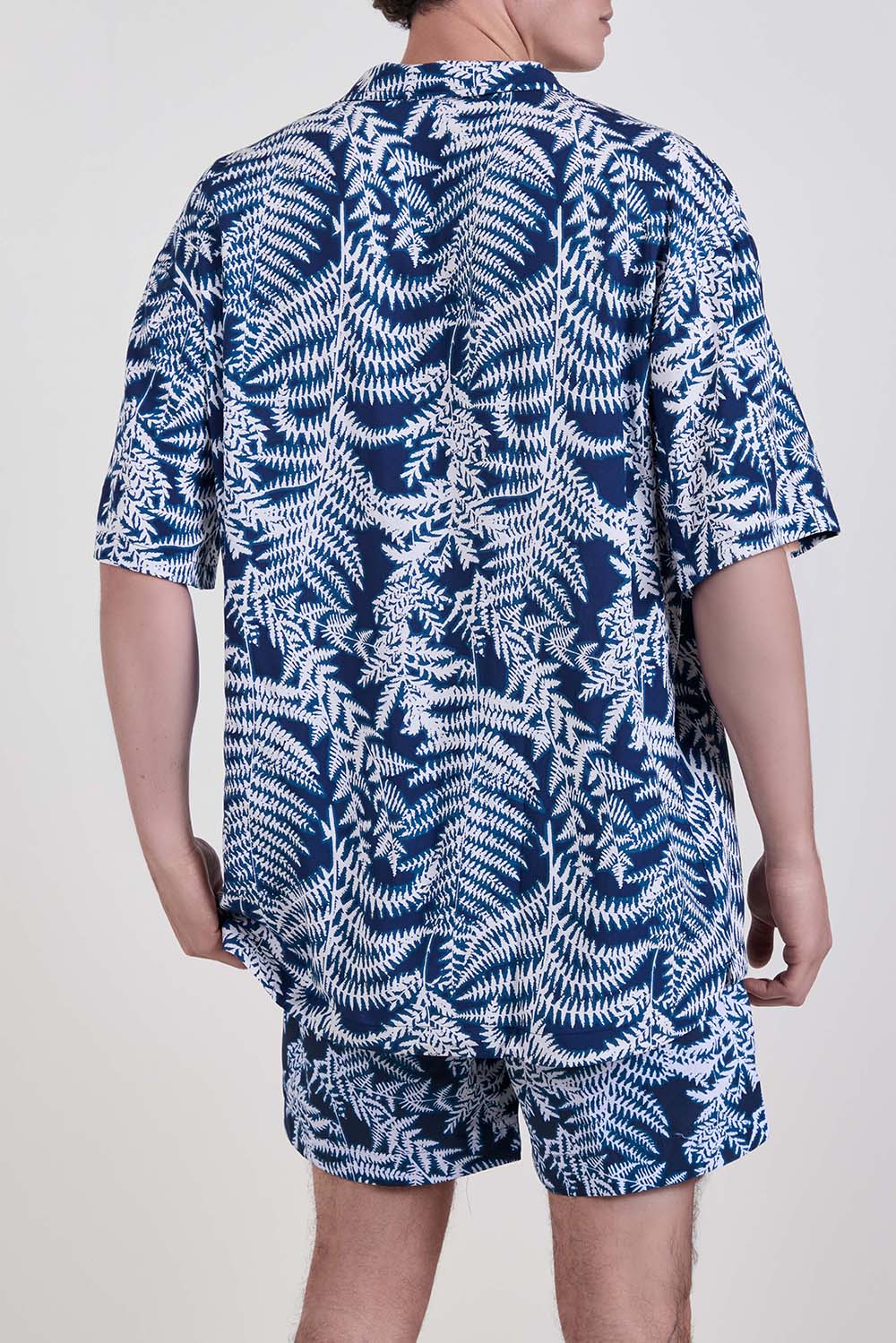 תמונת דוגמן אחורית של חולצה מכופתרת שרוול קצר