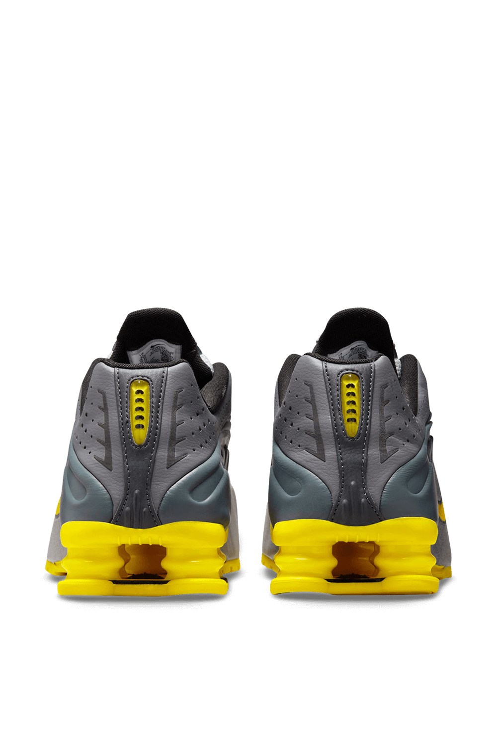 תמונת תקריב של נעלי סניקרס שוקס אר-4