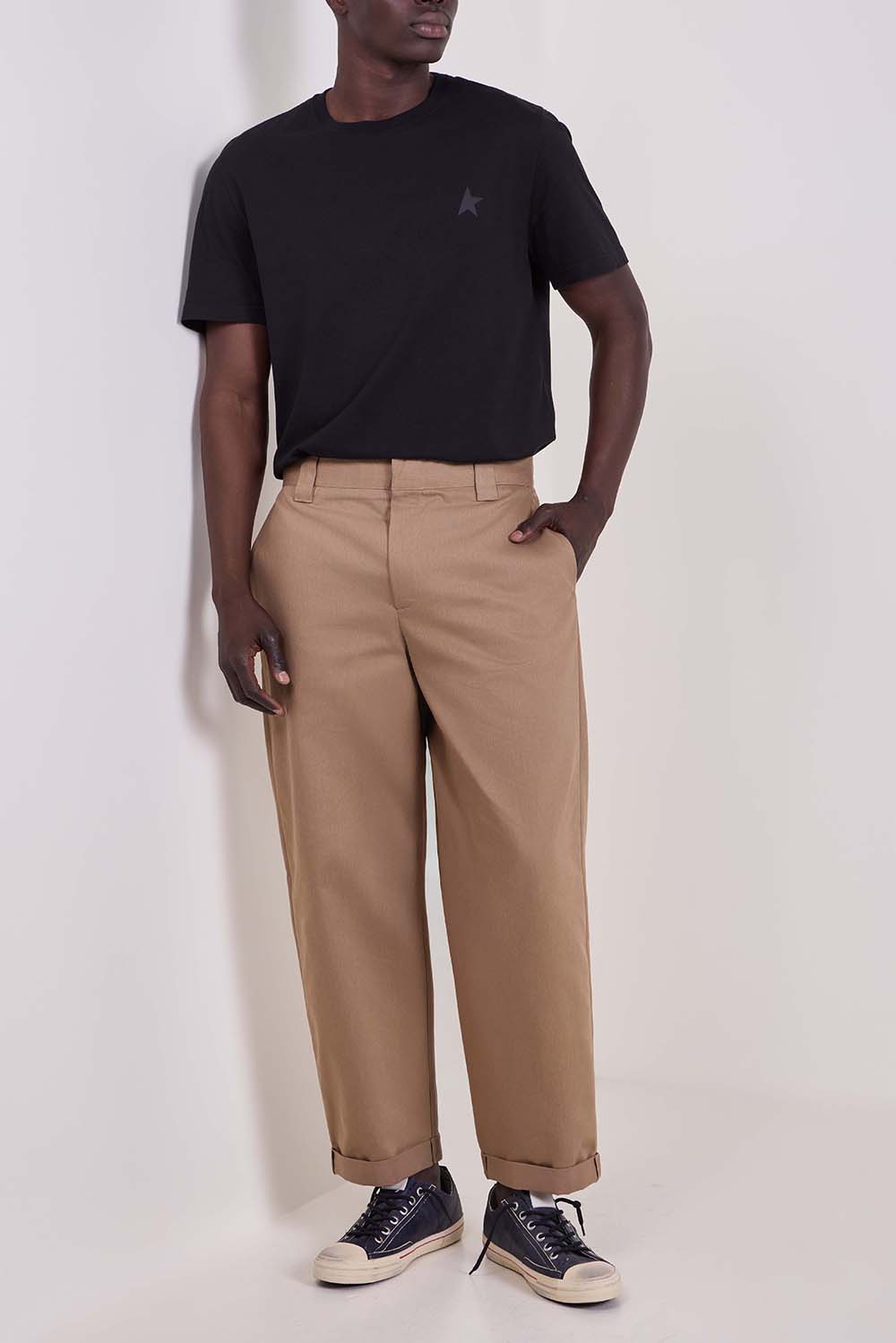 תמונת דוגמן קידמית של סניקרס