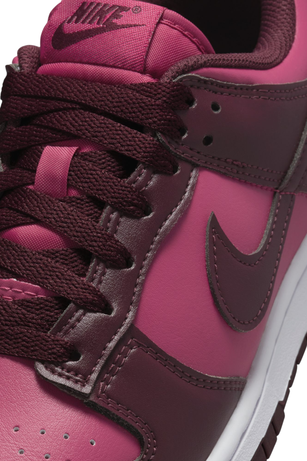 תמונת פנים של נעלי סניקרס דאנק