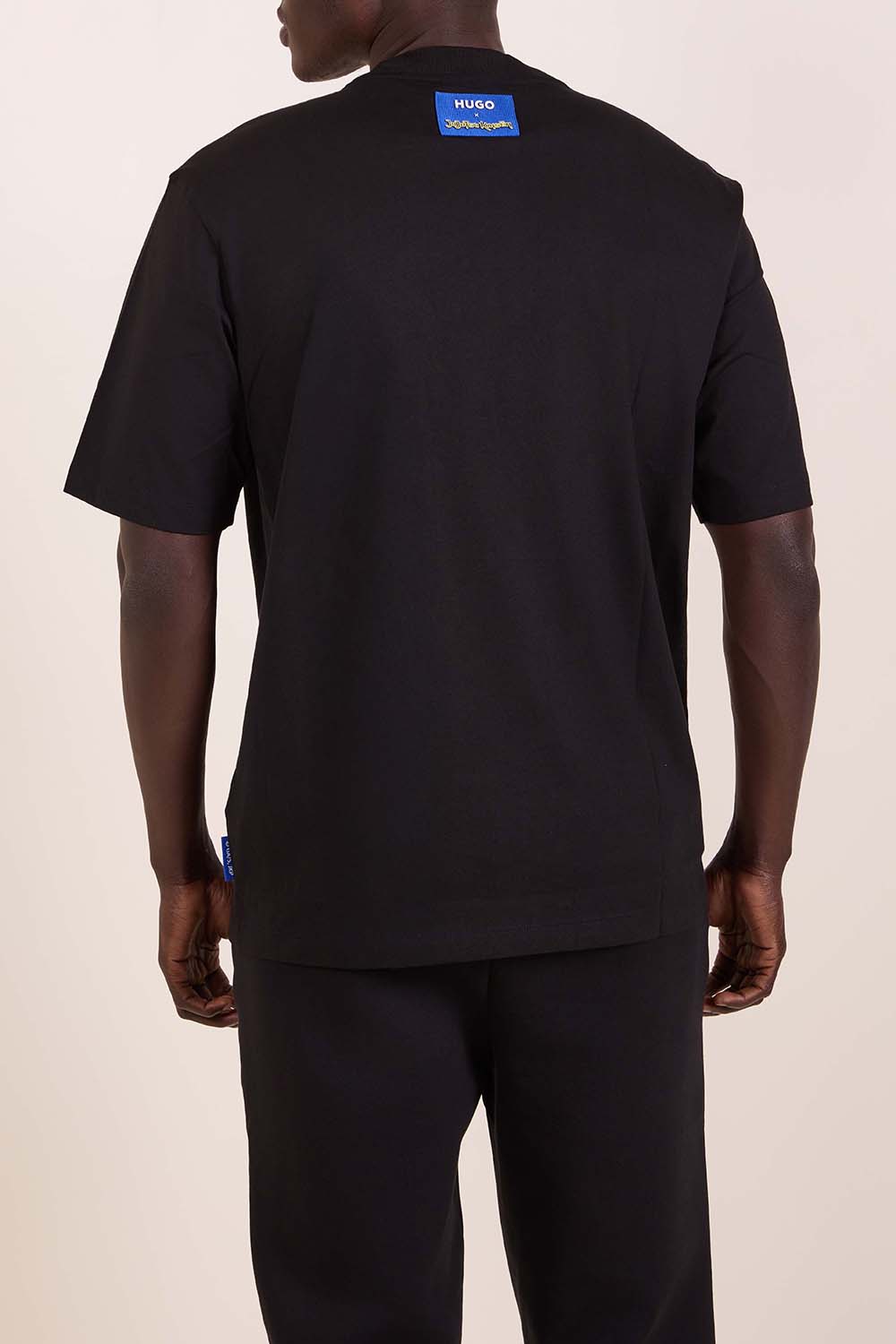 תמונת דוגמן אחורית של חולצת טי הוגו X ג'וג'וטסו קאיסן