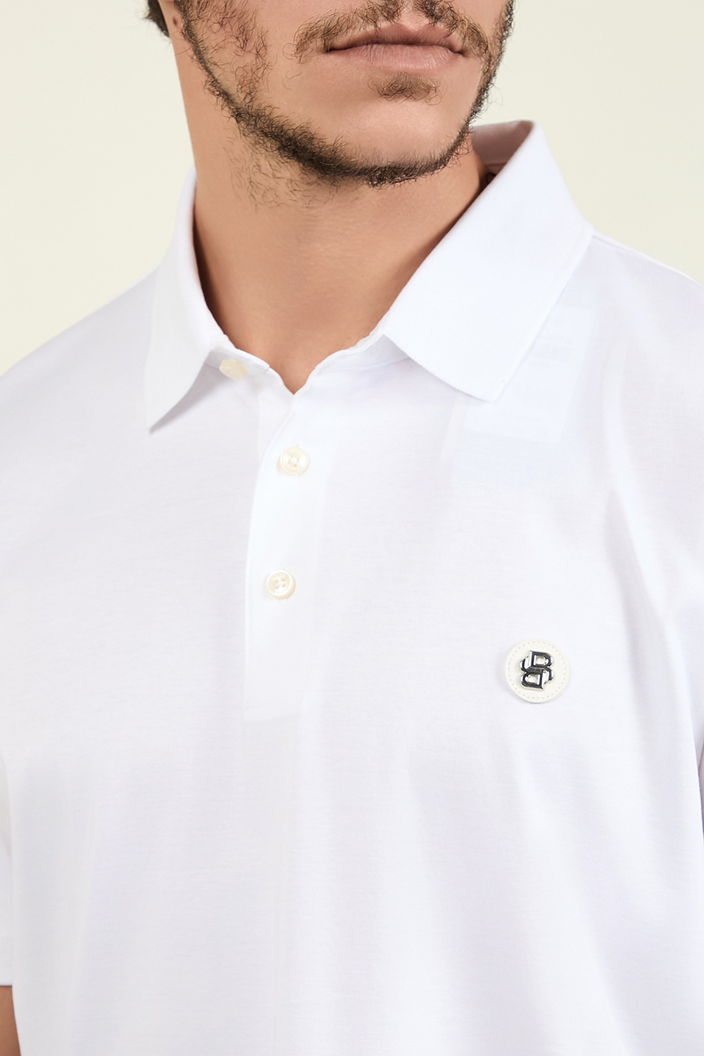 תמונת תקריב דוגמן של חולצת פולו קצרה