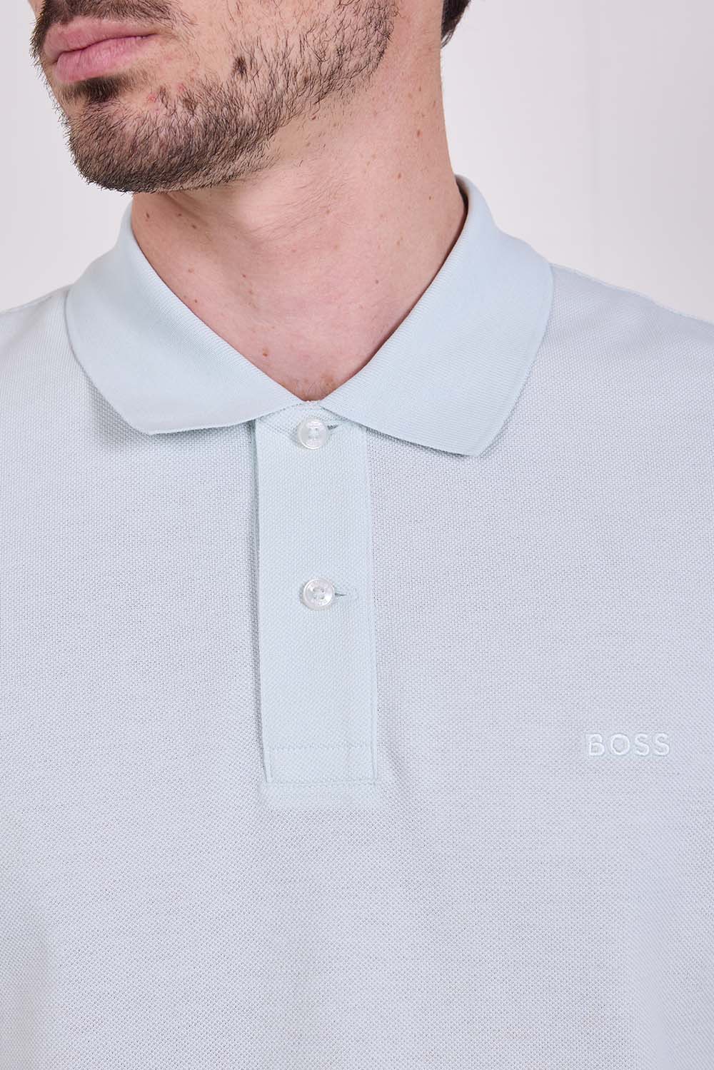 תמונת תקריב דוגמן של חולצת פולו