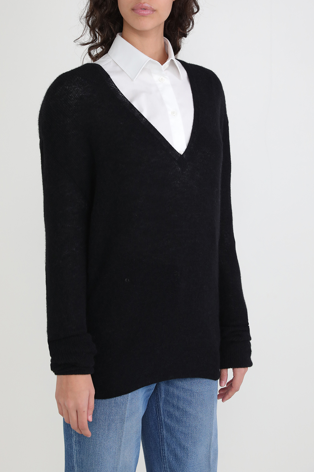 תמונת דוגמן קידמית של סוודר עם צווארון וי