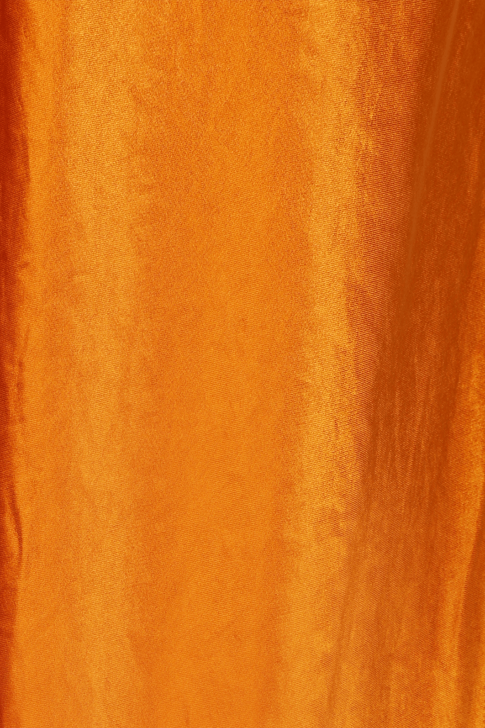 תמונה אחורית של חצאית סליפ מידי מסאטן עם שסע