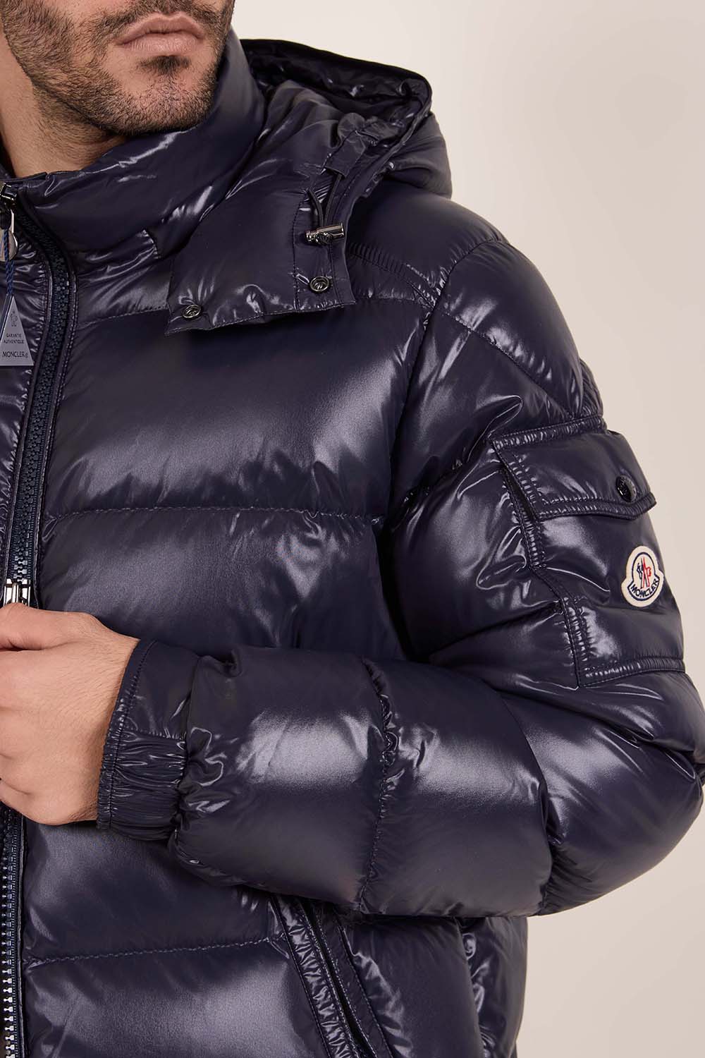 תמונת תקריב דוגמן של מעיל פוך קצר